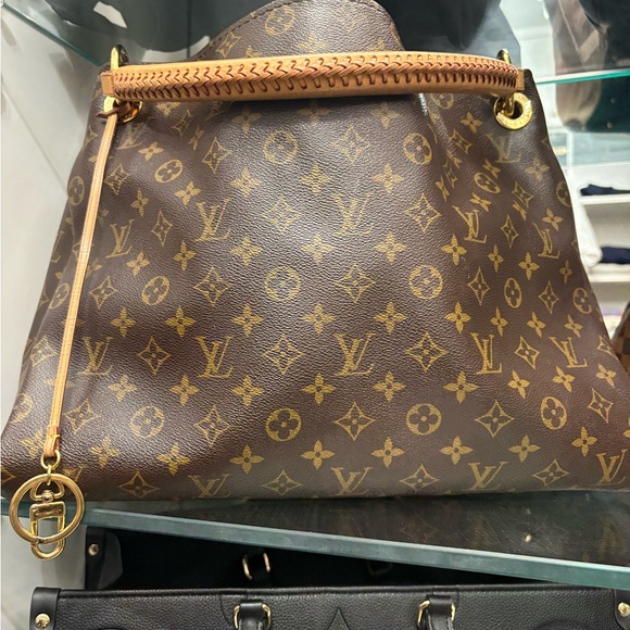 Great Condition Louis Vuitton Artsy MM Monogram with LV charm attachment! - Picture 1 of 7